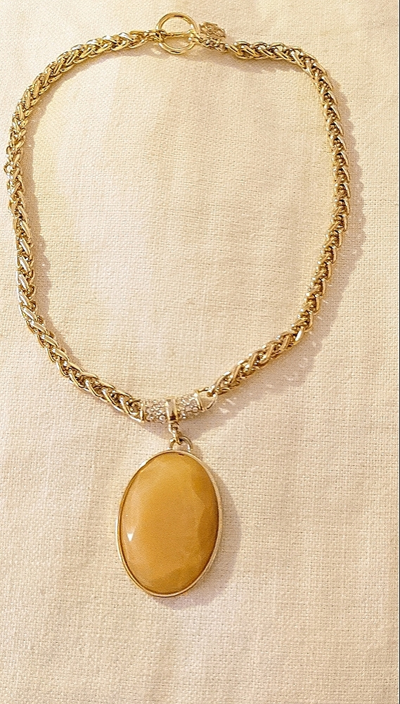 Chain necklace with statement pendant